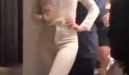 美女露乳头视频,美女意外露乳头的瞬间